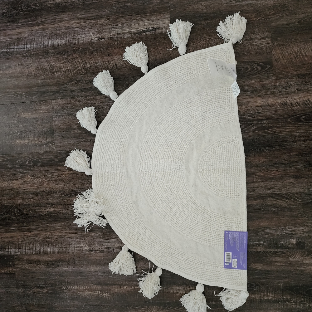 White Semi-Circle Tassel Rug - Picture 2 of 4